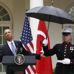 President Obama, Marine, umbrella